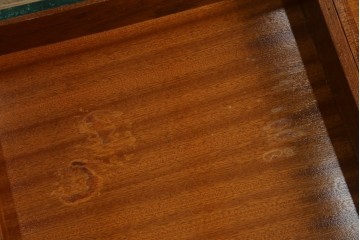 イタリアヴィンテージ　激レア!!　イタリア高級家具　アルド・トゥーラ(ALDO TURA)　仔山羊革張り　シャープで美しい脚の造形美と個性が光る鮮烈なグリーンに目を奪われる三面鏡ドレッサー　(R-084592)