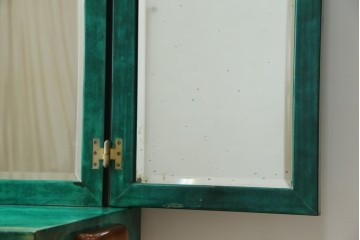 イタリアヴィンテージ　激レア!!　イタリア高級家具　アルド・トゥーラ(ALDO TURA)　仔山羊革張り　シャープで美しい脚の造形美と個性が光る鮮烈なグリーンに目を奪われる三面鏡ドレッサー　(R-084592)