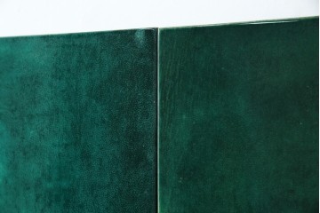 イタリアヴィンテージ　激レア!!　イタリア高級家具　アルド・トゥーラ(ALDO TURA)　仔山羊革張り　シャープで美しい脚の造形美と個性が光る鮮烈なグリーンに目を奪われる三面鏡ドレッサー　(R-084592)