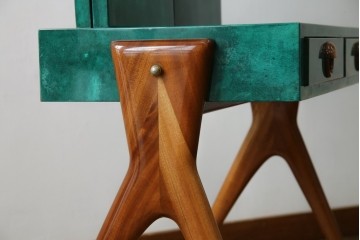 イタリアヴィンテージ　激レア!!　イタリア高級家具　アルド・トゥーラ(ALDO TURA)　仔山羊革張り　シャープで美しい脚の造形美と個性が光る鮮烈なグリーンに目を奪われる三面鏡ドレッサー　(R-084592)