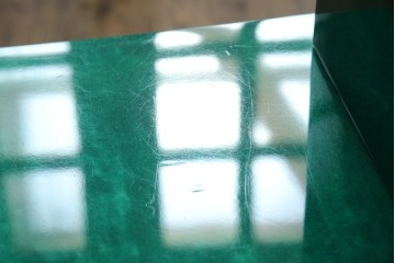 イタリアヴィンテージ　激レア!!　イタリア高級家具　アルド・トゥーラ(ALDO TURA)　仔山羊革張り　シャープで美しい脚の造形美と個性が光る鮮烈なグリーンに目を奪われる三面鏡ドレッサー　(R-084592)