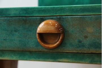 イタリアヴィンテージ　激レア!!　イタリア高級家具　アルド・トゥーラ(ALDO TURA)　仔山羊革張り　シャープで美しい脚の造形美と個性が光る鮮烈なグリーンに目を奪われる三面鏡ドレッサー　(R-084592)