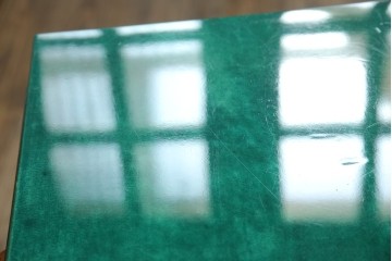 イタリアヴィンテージ　激レア!!　イタリア高級家具　アルド・トゥーラ(ALDO TURA)　仔山羊革張り　シャープで美しい脚の造形美と個性が光る鮮烈なグリーンに目を奪われる三面鏡ドレッサー　(R-084592)