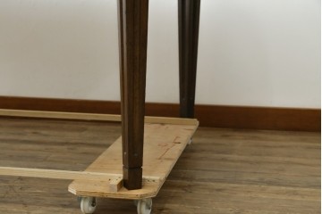 中古　美品　カリモク家具(karimoku)　ドマーニ(domani)　クイーンズライフ(QUEENS LIFE)　クラシカルな佇まいの6人掛けダイニングテーブル　定価約65万6千円　(R-084594)