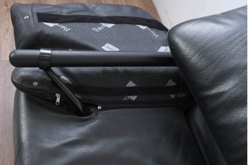 中古　Poltromec(ポルトロメック)社　ジェミニシリーズ　レザー(本革)　モダンな佇まいの1人掛けソファ(一人掛け、1Pソファ)(定価約30万円)(R-084596)