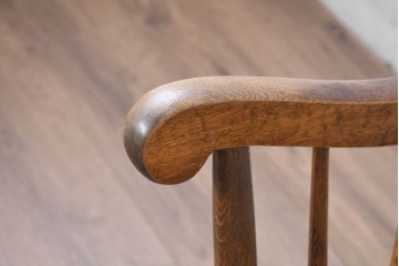和製ビンテージ　キツツキ　ナラ材　カントリーやナチュラルスタイルに相性抜群なロッキングチェア　(R-084597)