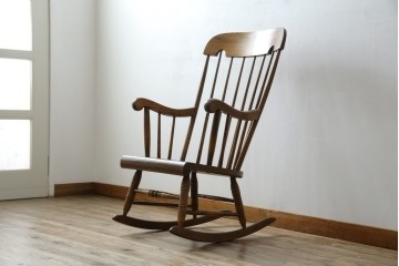 和製ヴィンテージ　キツツキ　ナラ材　カントリーやナチュラルスタイルに相性抜群なロッキングチェア　(R-084597)