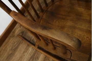 和製ヴィンテージ　キツツキ　ナラ材　カントリーやナチュラルスタイルに相性抜群なロッキングチェア　(R-084597)