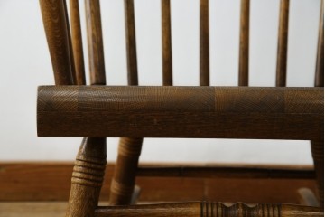 和製ヴィンテージ　キツツキ　ナラ材　カントリーやナチュラルスタイルに相性抜群なロッキングチェア　(R-084597)