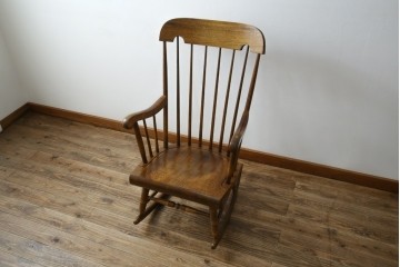 和製ヴィンテージ　キツツキ　ナラ材　カントリーやナチュラルスタイルに相性抜群なロッキングチェア　(R-084597)