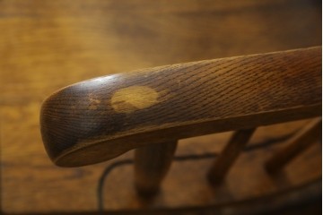 和製ヴィンテージ　キツツキ　ナラ材　カントリーやナチュラルスタイルに相性抜群なロッキングチェア　(R-084597)