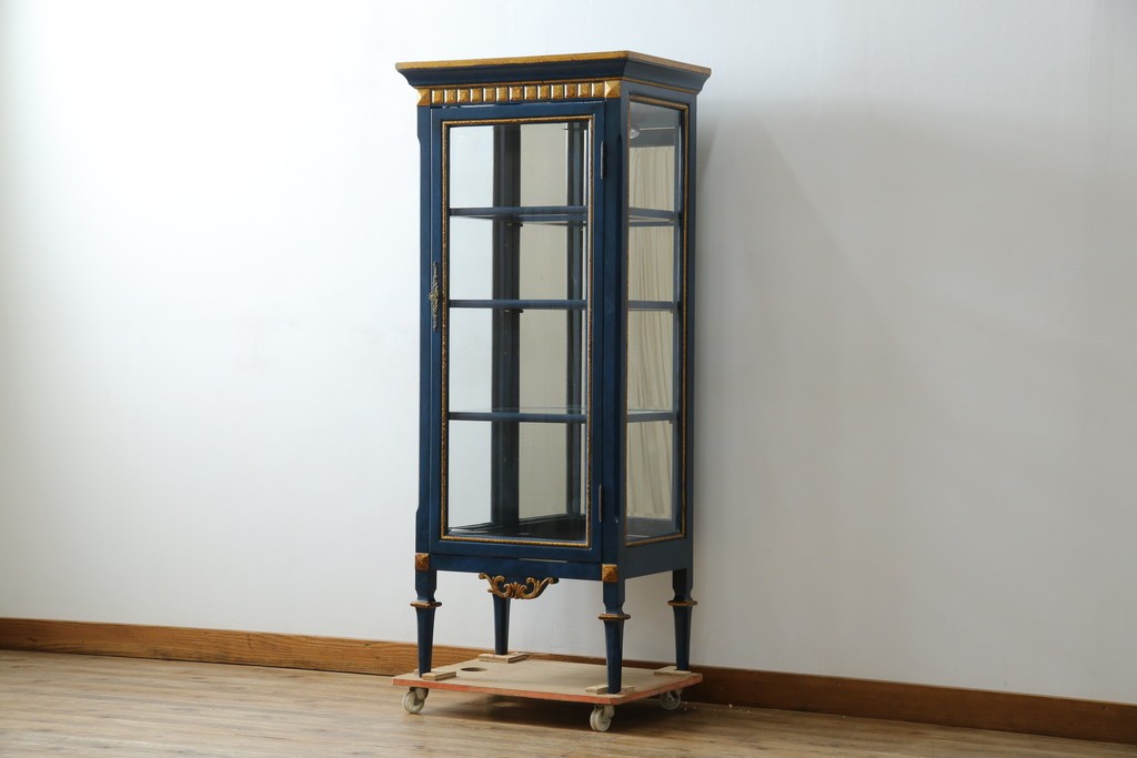 中古　小振りサイズ!!　高貴なロイヤルブルーと高級感あふれるゴールドの装飾が目を引く縦型キュリオケース　(R-084602)