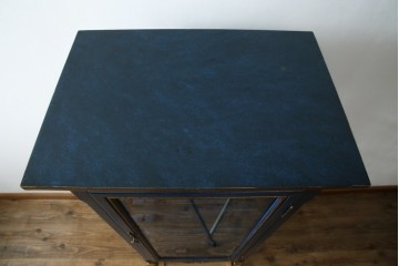 中古　小振りサイズ!!　高貴なロイヤルブルーと高級感あふれるゴールドの装飾が目を引く縦型キュリオケース　(R-084602)