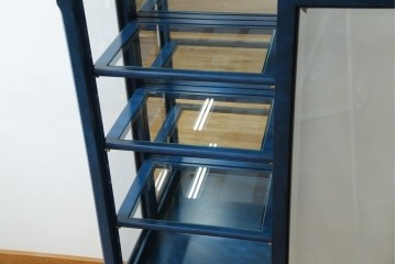 中古　小振りサイズ!!　高貴なロイヤルブルーと高級感あふれるゴールドの装飾が目を引く縦型キュリオケース　(R-084602)