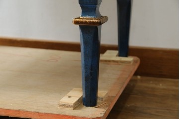 中古　小振りサイズ!!　高貴なロイヤルブルーと高級感あふれるゴールドの装飾が目を引く縦型キュリオケース　(R-084602)