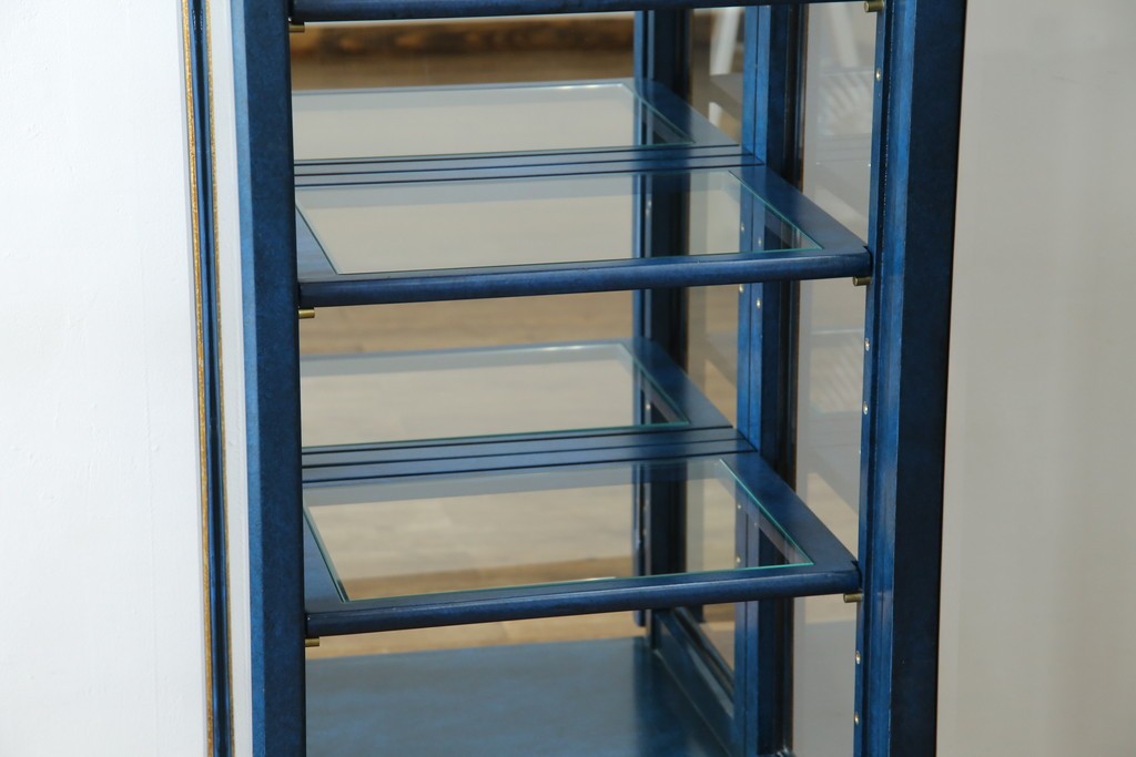 中古　小振りサイズ!!　高貴なロイヤルブルーと高級感あふれるゴールドの装飾が目を引く縦型キュリオケース　(R-084602)