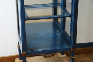 中古　小振りサイズ!!　高貴なロイヤルブルーと高級感あふれるゴールドの装飾が目を引く縦型キュリオケース　(R-084602)