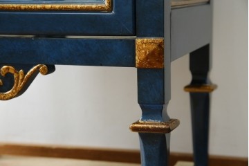 中古　小振りサイズ!!　高貴なロイヤルブルーと高級感あふれるゴールドの装飾が目を引く縦型キュリオケース　(R-084602)