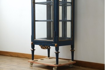 中古　小振りサイズ!!　高貴なロイヤルブルーと高級感あふれるゴールドの装飾が目を引く縦型キュリオケース　(R-084602)