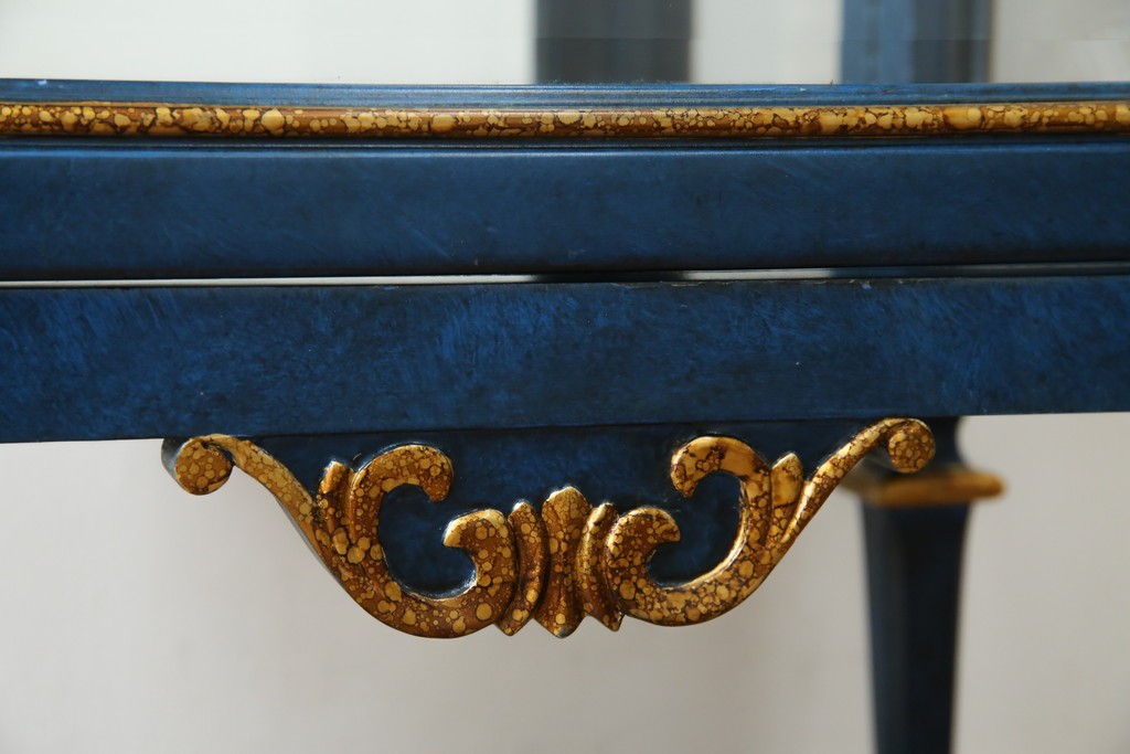 中古　小振りサイズ!!　高貴なロイヤルブルーと高級感あふれるゴールドの装飾が目を引く縦型キュリオケース　(R-084602)