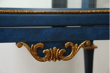 中古　小振りサイズ!!　高貴なロイヤルブルーと高級感あふれるゴールドの装飾が目を引く縦型キュリオケース　(R-084602)