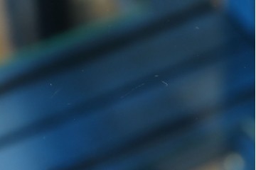 中古　小振りサイズ!!　高貴なロイヤルブルーと高級感あふれるゴールドの装飾が目を引く縦型キュリオケース　(R-084602)