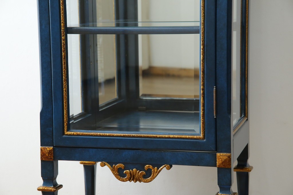 中古　小振りサイズ!!　高貴なロイヤルブルーと高級感あふれるゴールドの装飾が目を引く縦型キュリオケース　(R-084602)