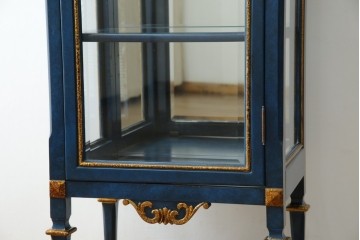 中古　小振りサイズ!!　高貴なロイヤルブルーと高級感あふれるゴールドの装飾が目を引く縦型キュリオケース　(R-084602)