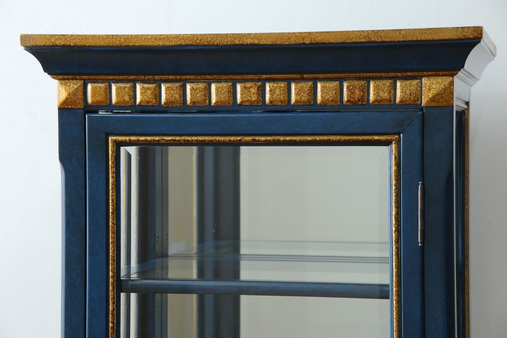 中古　小振りサイズ!!　高貴なロイヤルブルーと高級感あふれるゴールドの装飾が目を引く縦型キュリオケース　(R-084602)