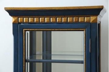 中古　小振りサイズ!!　高貴なロイヤルブルーと高級感あふれるゴールドの装飾が目を引く縦型キュリオケース　(R-084602)