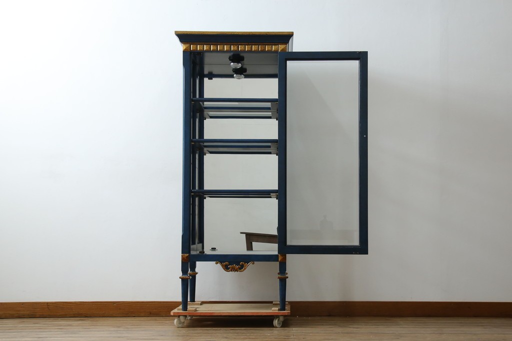 中古　小振りサイズ!!　高貴なロイヤルブルーと高級感あふれるゴールドの装飾が目を引く縦型キュリオケース　(R-084602)