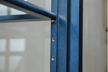 中古　小振りサイズ!!　高貴なロイヤルブルーと高級感あふれるゴールドの装飾が目を引く縦型キュリオケース　(R-084602)