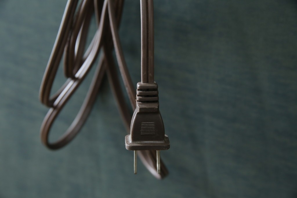 中古　小振りサイズ!!　高貴なロイヤルブルーと高級感あふれるゴールドの装飾が目を引く縦型キュリオケース　(R-084602)