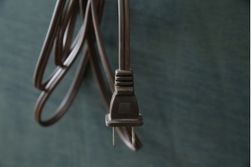 中古　小振りサイズ!!　高貴なロイヤルブルーと高級感あふれるゴールドの装飾が目を引く縦型キュリオケース　(R-084602)