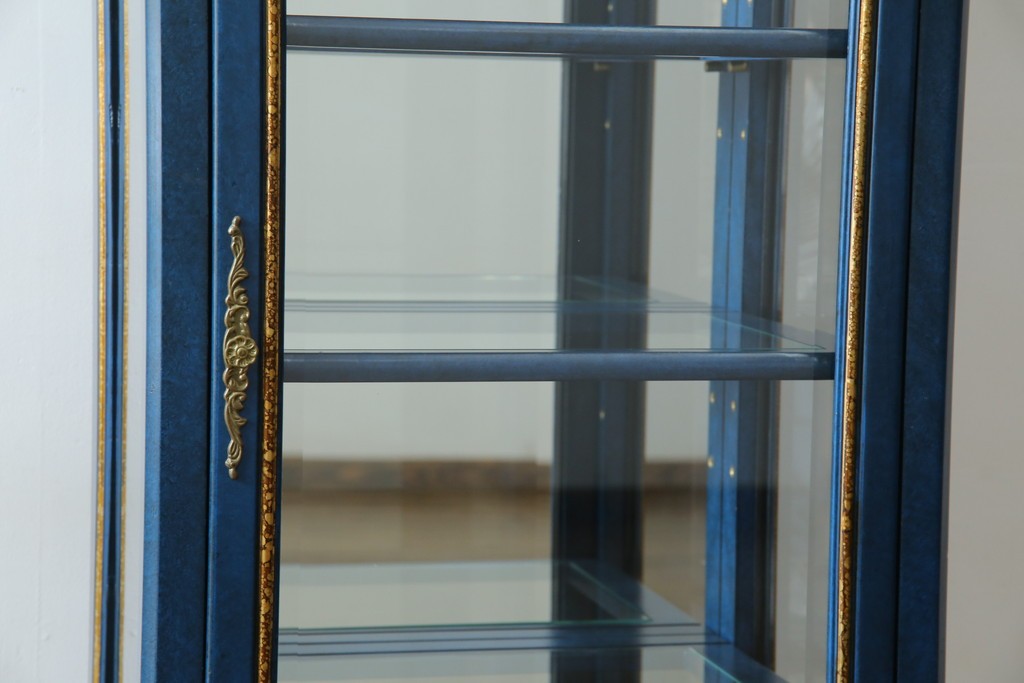 中古　小振りサイズ!!　高貴なロイヤルブルーと高級感あふれるゴールドの装飾が目を引く縦型キュリオケース　(R-084602)