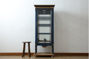 中古　小振りサイズ!!　高貴なロイヤルブルーと高級感あふれるゴールドの装飾が目を引く縦型キュリオケース　(R-084602)