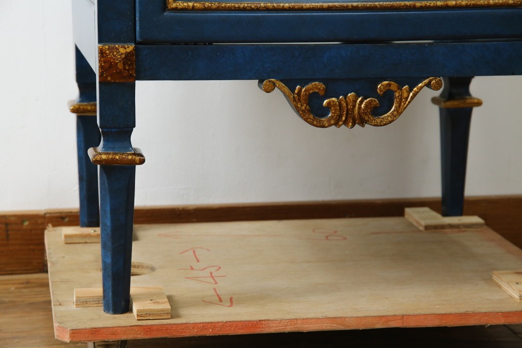 中古　小振りサイズ!!　高貴なロイヤルブルーと高級感あふれるゴールドの装飾が目を引く縦型キュリオケース　(R-084602)