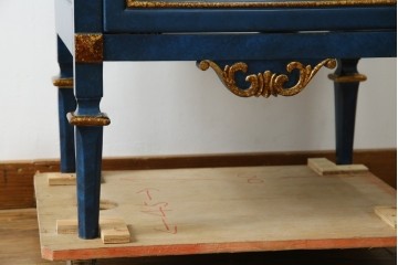 中古　小振りサイズ!!　高貴なロイヤルブルーと高級感あふれるゴールドの装飾が目を引く縦型キュリオケース　(R-084602)