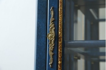 中古　小振りサイズ!!　高貴なロイヤルブルーと高級感あふれるゴールドの装飾が目を引く縦型キュリオケース　(R-084602)