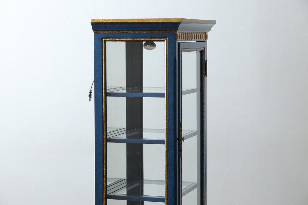 中古　小振りサイズ!!　高貴なロイヤルブルーと高級感あふれるゴールドの装飾が目を引く縦型キュリオケース　(R-084602)