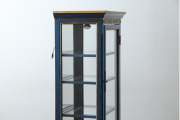 中古　小振りサイズ!!　高貴なロイヤルブルーと高級感あふれるゴールドの装飾が目を引く縦型キュリオケース　(R-084602)