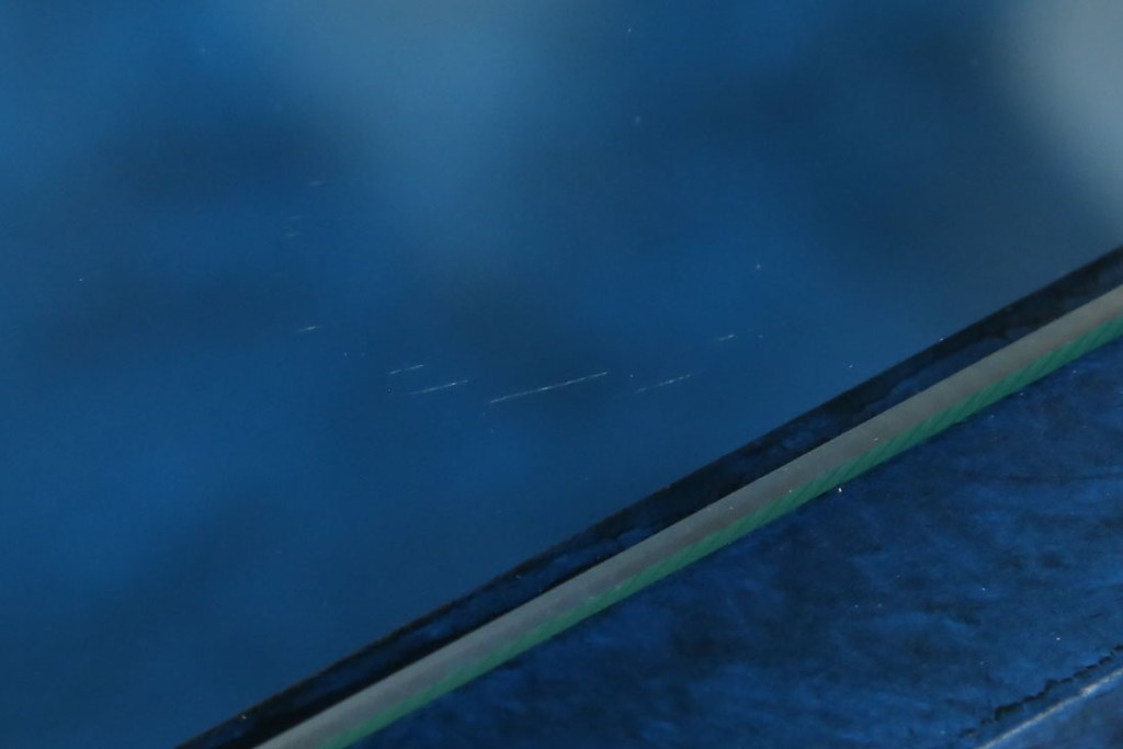 中古　小振りサイズ!!　高貴なロイヤルブルーと高級感あふれるゴールドの装飾が目を引く縦型キュリオケース　(R-084602)