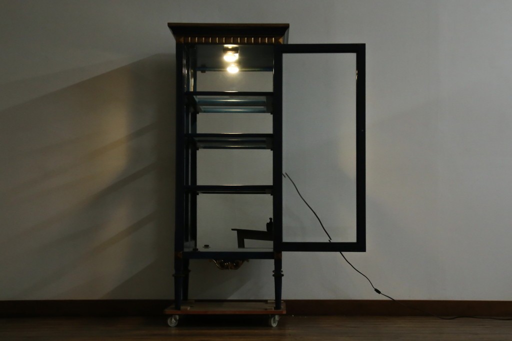 中古　小振りサイズ!!　高貴なロイヤルブルーと高級感あふれるゴールドの装飾が目を引く縦型キュリオケース　(R-084602)