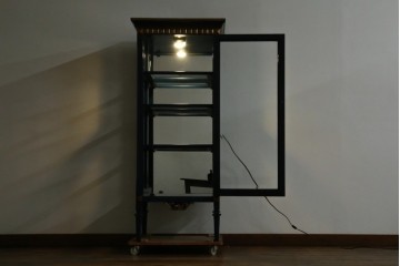 中古　小振りサイズ!!　高貴なロイヤルブルーと高級感あふれるゴールドの装飾が目を引く縦型キュリオケース　(R-084602)