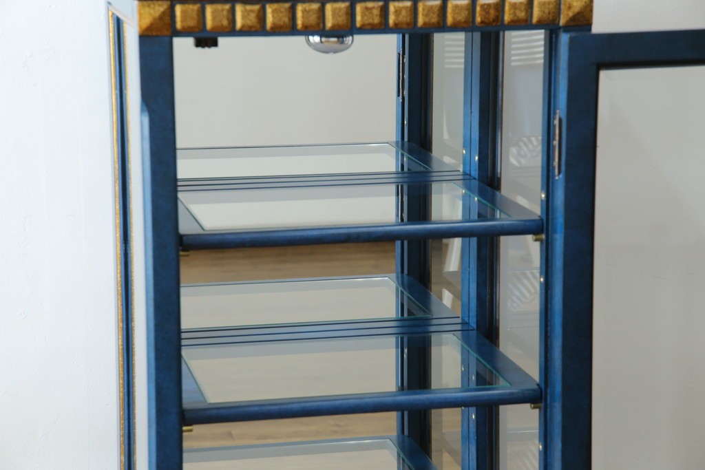 中古　小振りサイズ!!　高貴なロイヤルブルーと高級感あふれるゴールドの装飾が目を引く縦型キュリオケース　(R-084602)