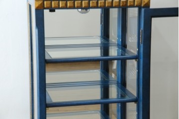 中古　小振りサイズ!!　高貴なロイヤルブルーと高級感あふれるゴールドの装飾が目を引く縦型キュリオケース　(R-084602)