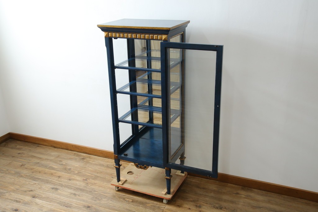 中古　小振りサイズ!!　高貴なロイヤルブルーと高級感あふれるゴールドの装飾が目を引く縦型キュリオケース　(R-084602)