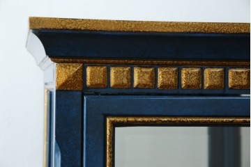 中古　小振りサイズ!!　高貴なロイヤルブルーと高級感あふれるゴールドの装飾が目を引く縦型キュリオケース　(R-084602)