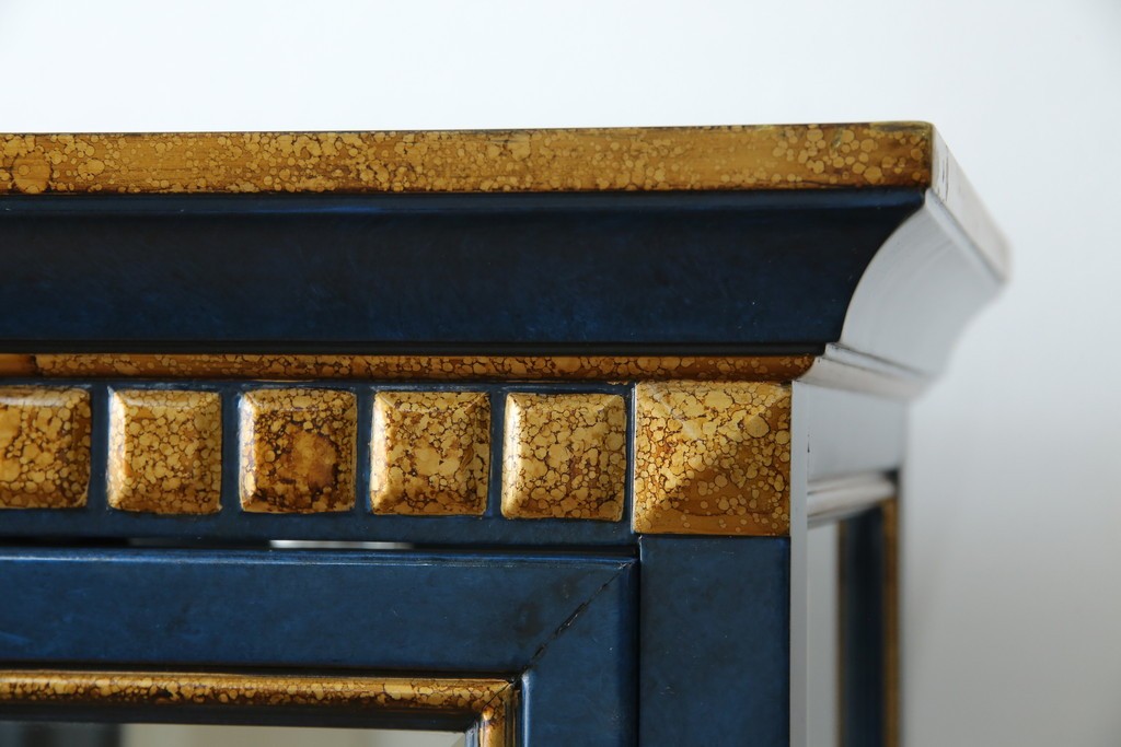 中古　小振りサイズ!!　高貴なロイヤルブルーと高級感あふれるゴールドの装飾が目を引く縦型キュリオケース　(R-084602)