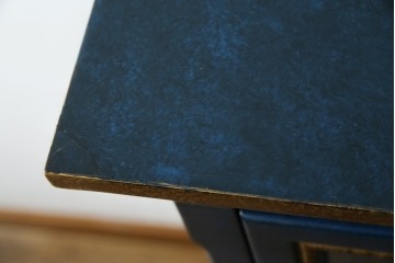 中古　小振りサイズ!!　高貴なロイヤルブルーと高級感あふれるゴールドの装飾が目を引く縦型キュリオケース　(R-084602)